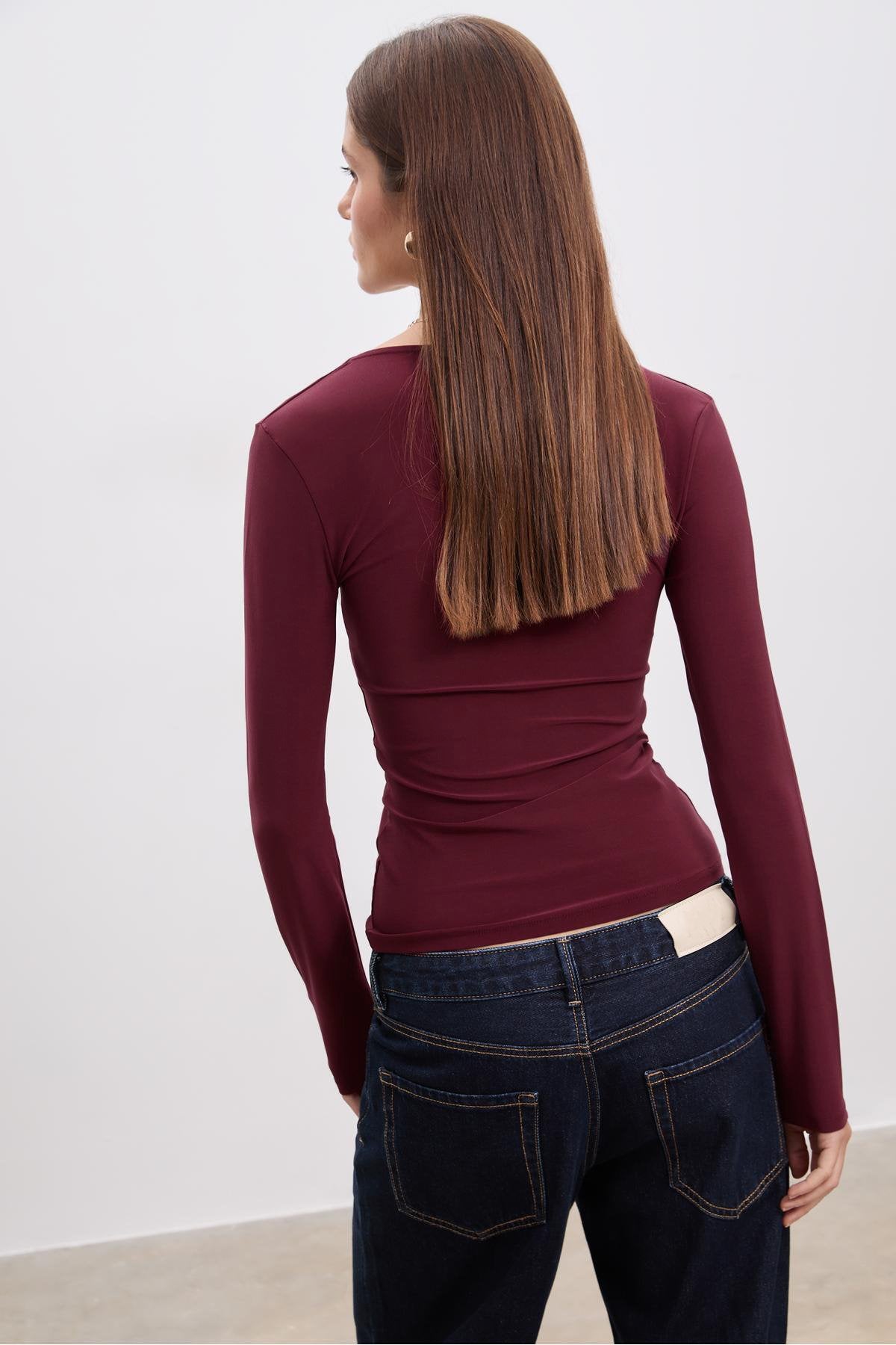 Düğüm detaylı v yaka t-shirt