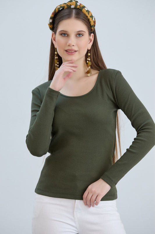 بلوزة نسائية أساسية بأكمام طويلة ورقبة واسعة