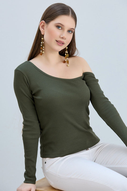 بلوزة نسائية أساسية بأكمام طويلة وقميص داخلي مكشوف الكتفين