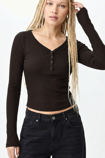 Siyah Düğmeli Vücüdu Saran Pamuklu Bluz
