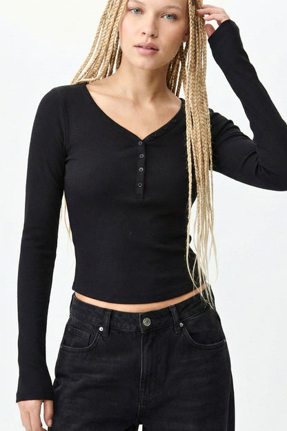 Siyah Düğmeli Vücüdu Saran Pamuklu Bluz