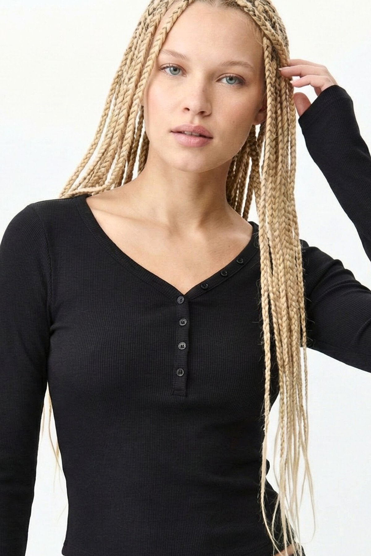 Siyah Düğmeli Vücüdu Saran Pamuklu Bluz