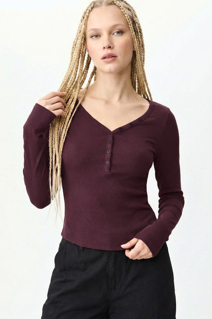 Siyah Düğmeli Vücüdu Saran Pamuklu Bluz