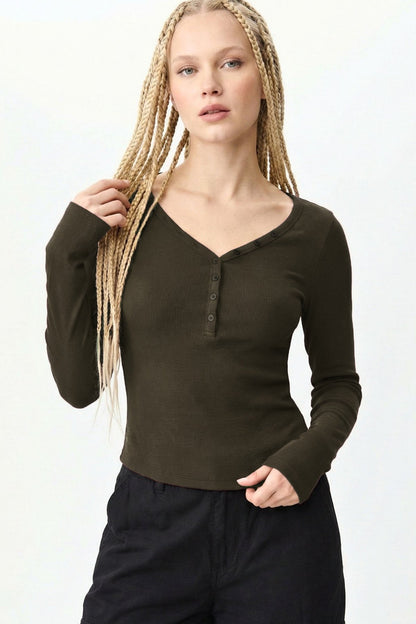 Siyah Düğmeli Vücüdu Saran Pamuklu Bluz