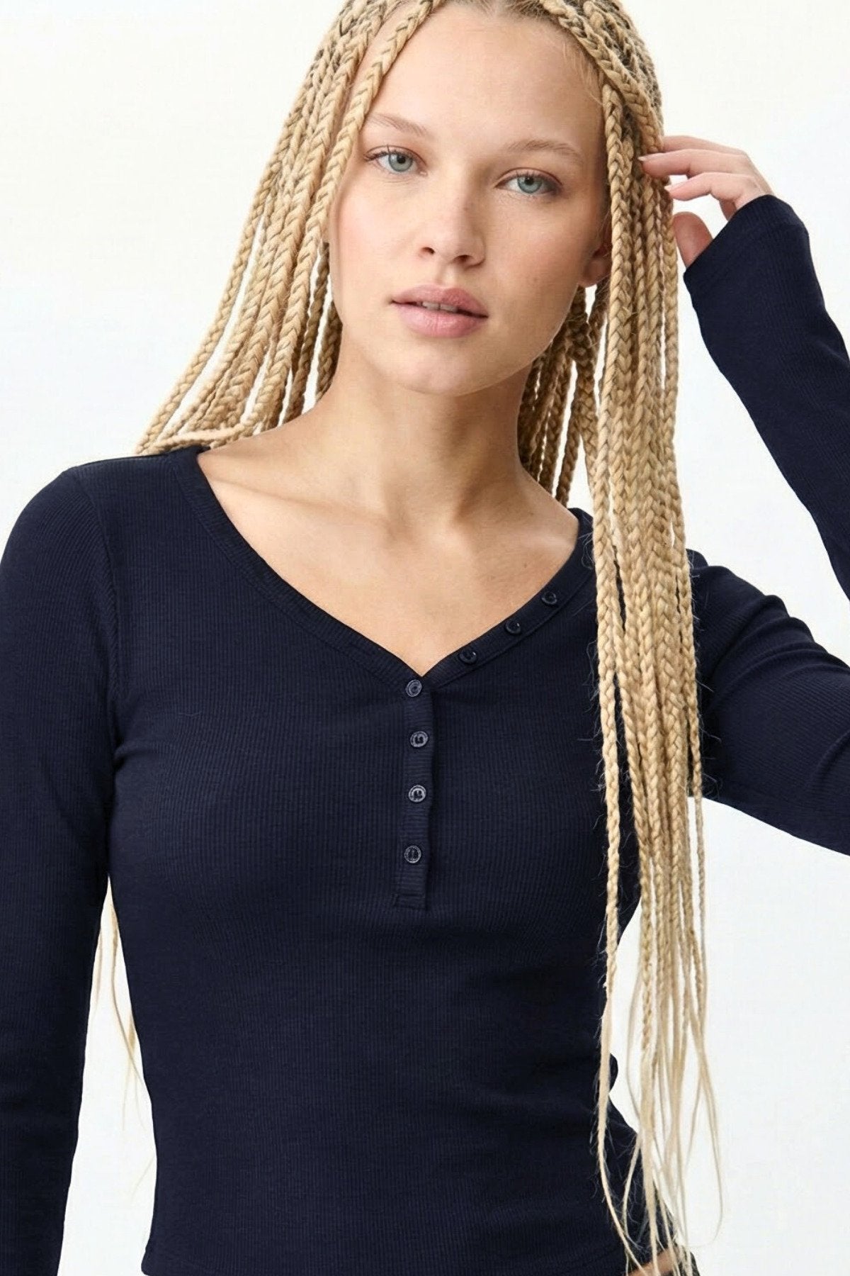 Siyah Düğmeli Vücüdu Saran Pamuklu Bluz